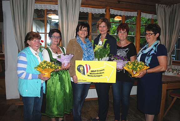 O__VP_Frauen_Ebensee_gratulierten_1.jpg  