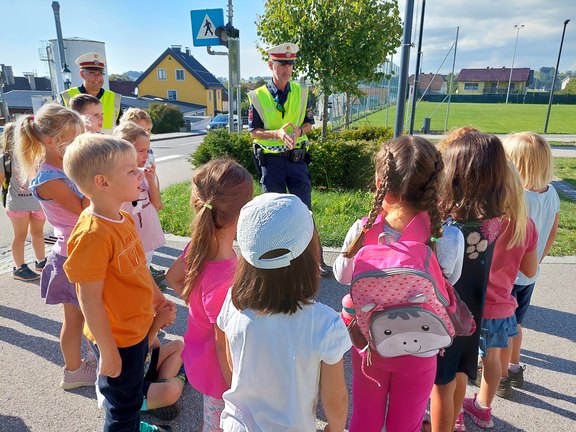 20220905_164139_Polizei_unterweg_mit_Schulanfänger.jpg  