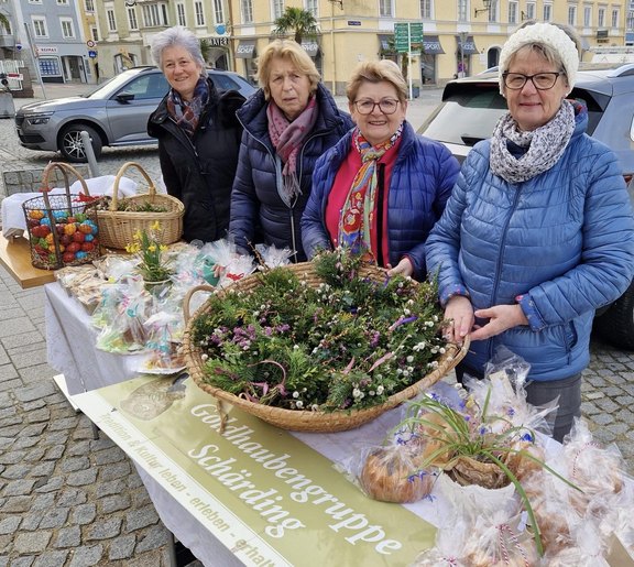 Verkauf_Palmbuschen_Goldhaubenfrauen_Schärding.jpg  