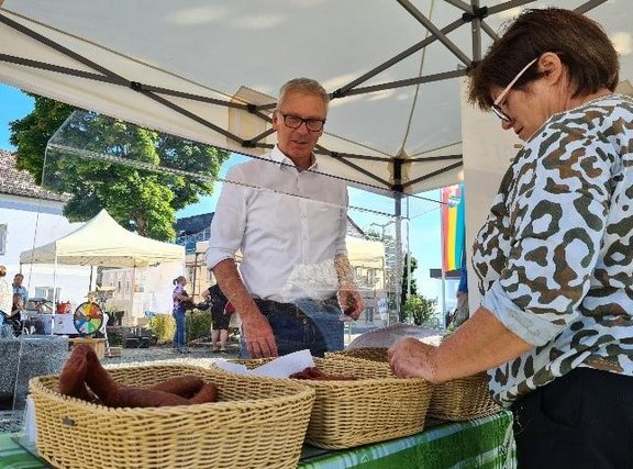 Foto_Bgm._Fazeni_am_Bauernmarkt.jpg  