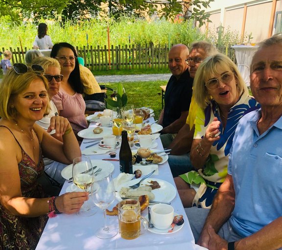 Brunch_Gäste_Wiese__7_.jpg  
