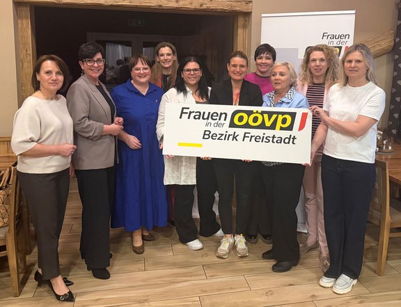 Gruppenfoto - Bezirksteam Frauen in der OÖVP-Frieistadt  