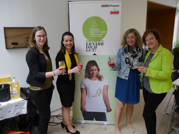2019-Gesundheitsmesse_ÖVP-Frauen_mixten_Smoothies.jpg  