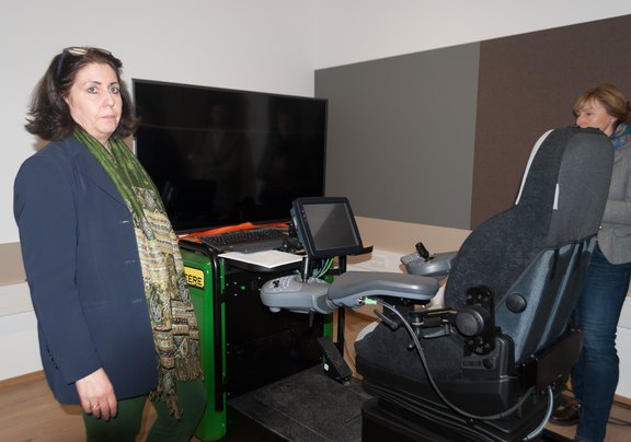 Direktorin_vor_Harvestersimulator.JPG  