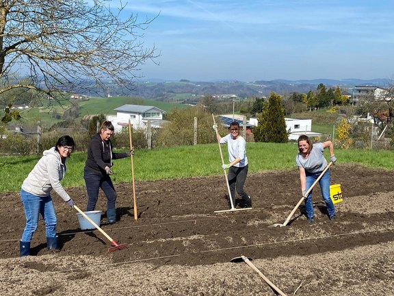 Frauen bei der Gartenarbeit